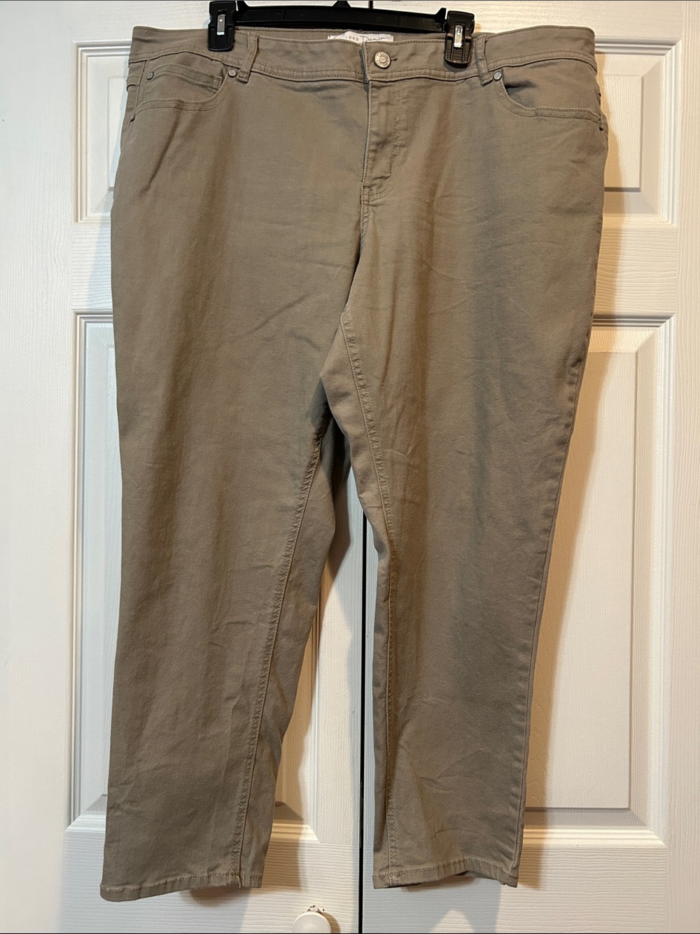 C EST 1946 - Sz 20WP Curvy- Khaki Straight-Leg Jeans